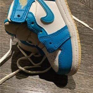 Nike Kids White and Blue Low-Top Sneakers